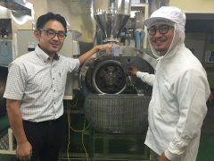 α化米粉製造機の前で